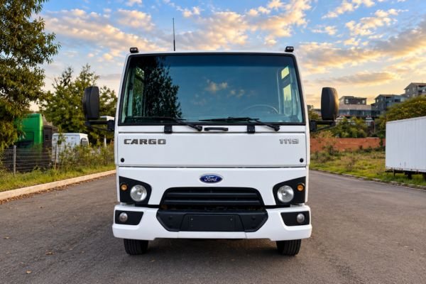 Ford Cargo 1119 2015 com caçamba para material de construção