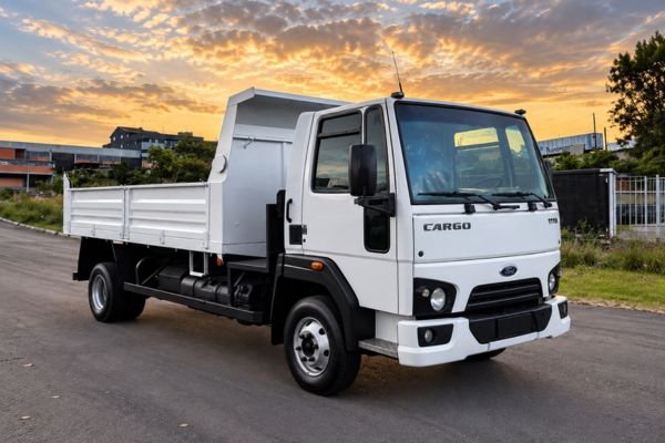 Ford Cargo 1119 2015 com caçamba para material de construção
