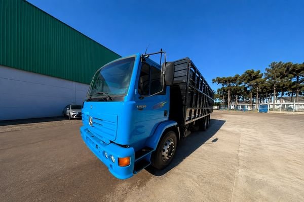 Mercedes-Benz 1420 ano 2004 com boiadeira seminova à venda