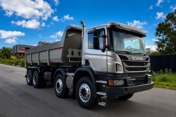 Scania P310 ano 2014 com quarto eixo e caçamba Facchini