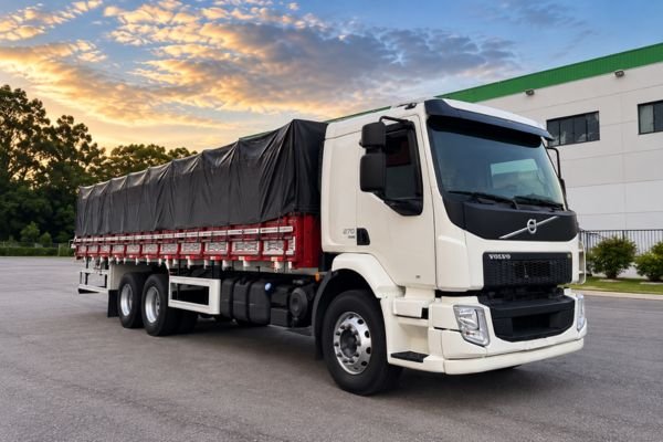 Volvo VM 270 I-Shift 2016 com Carroceria Graneleira