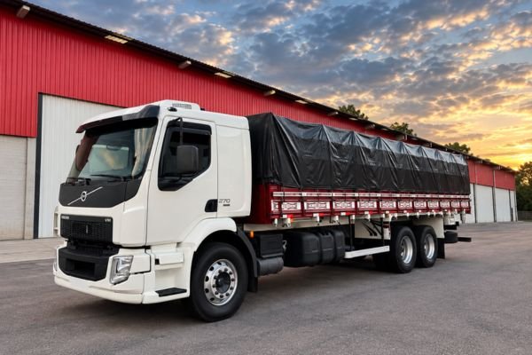 Volvo VM 270 I-Shift 2016 com carroceria graneleira