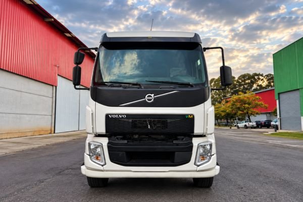 Volvo VM 270 I-Shift 2016 com carroceria graneleira