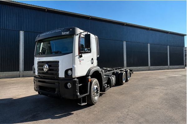 Volkswagen Constellation 33.460 traçado 6x4 ano 2023 caminhão seminovo à venda