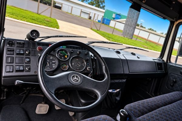 Volante e painel do Mercedes-Benz 1113 1986