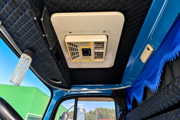 Interior da cabine do Mercedes-Benz 1113 1986