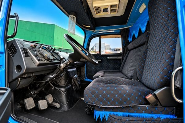 Banco e interior da cabine Mercedes-Benz 1113 1986