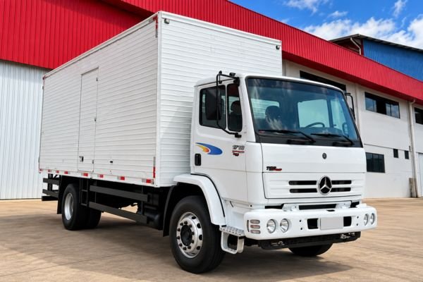 Caminhão Mercedes-Benz 1718 2011/2012 branco com baú